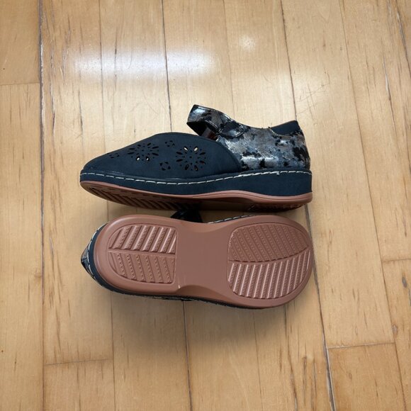 Blue Mary Janes, Size 5.5 - Picture 3 of 3